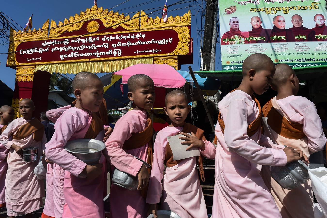 Devotos rezan durante el Festival de Tazaungdaing, en el templo budista de Kaba Aye Pagoda, en Rangún, Birmania. El Festival de Tazaungdaing es celebrado el día de luna llena de Tazaungmon, el octavo mes del calendario birmano, cuya procesión marca el final de la temporada de lluvias en el país.