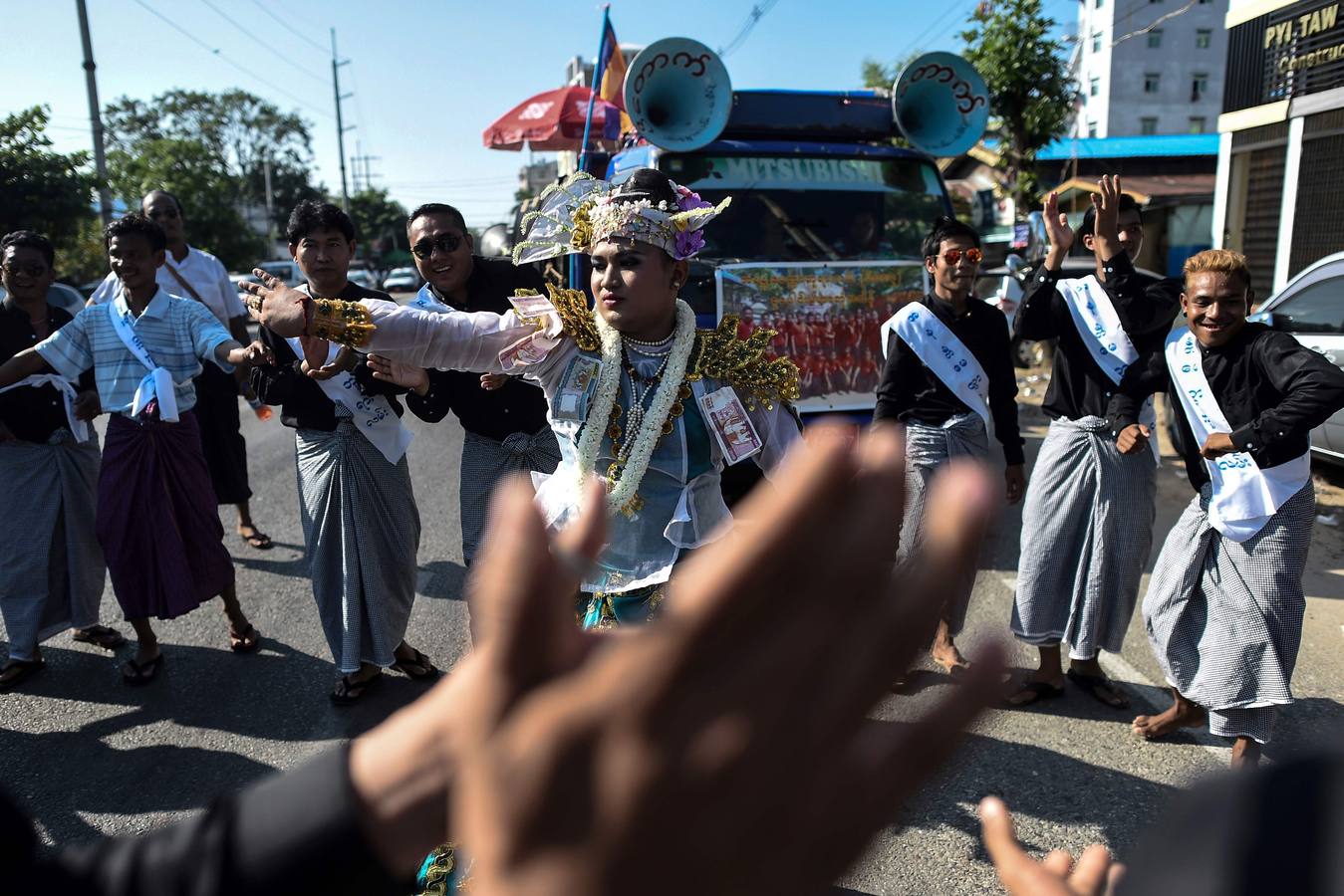 Devotos rezan durante el Festival de Tazaungdaing, en el templo budista de Kaba Aye Pagoda, en Rangún, Birmania. El Festival de Tazaungdaing es celebrado el día de luna llena de Tazaungmon, el octavo mes del calendario birmano, cuya procesión marca el final de la temporada de lluvias en el país.