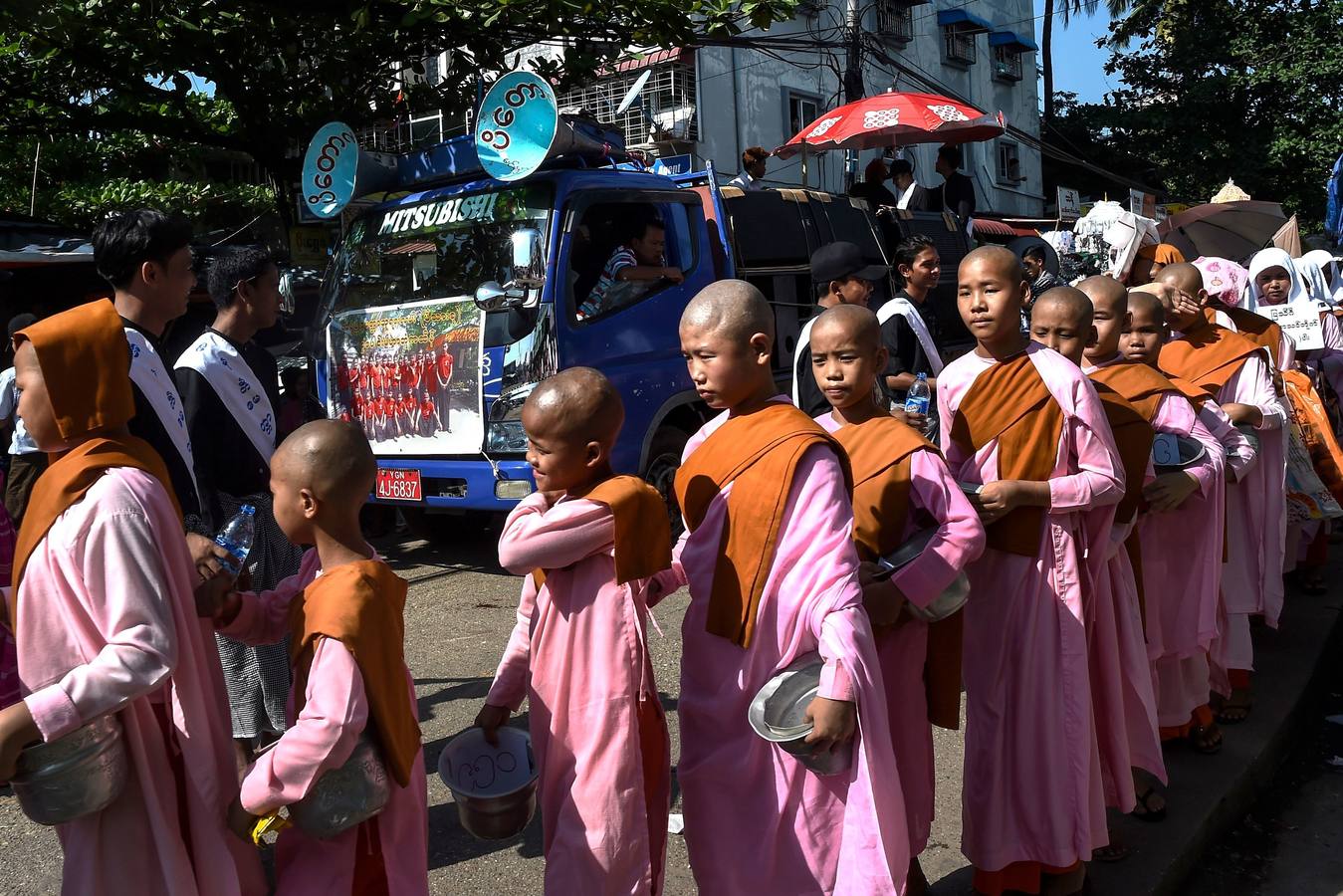 Devotos rezan durante el Festival de Tazaungdaing, en el templo budista de Kaba Aye Pagoda, en Rangún, Birmania. El Festival de Tazaungdaing es celebrado el día de luna llena de Tazaungmon, el octavo mes del calendario birmano, cuya procesión marca el final de la temporada de lluvias en el país.