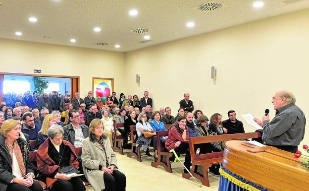 García Martínez lee unas palabras en recuerdo de Pedro Soler, ayer en el tanatorio de Molina. 