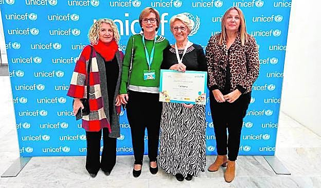 Mercedes García, con el reconocimiento recibido en Oviedo. 