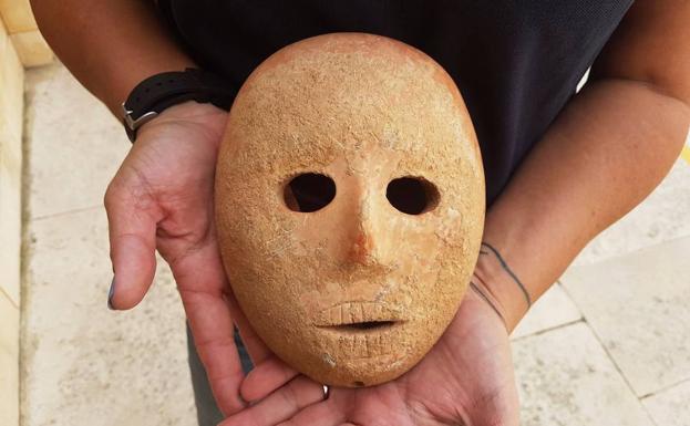 Fotogafía facilitada por la Autoridad de Antigüedades de Israel donde se muestra la máscara de piedra descubierta.