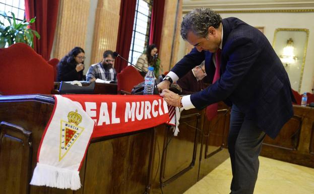 Francisco Javier Trigueros coloca la bufanda del Real Murcia en su escaño.