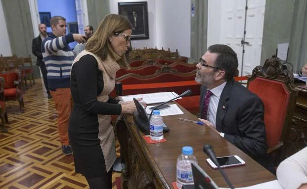 Ana Belén Castejón y José López, en un momento del pleno.