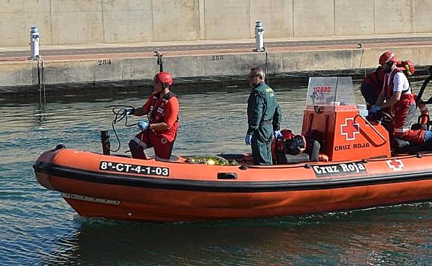Traslado a tierra del cadáver hallado este jueves frente a las costas de Cabo Cope. 