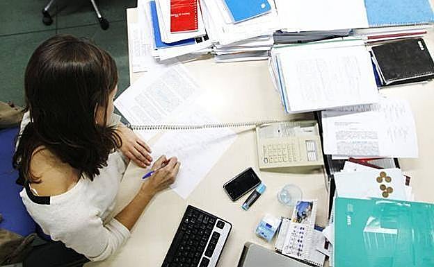 Una mujer trabaja en una oficina.