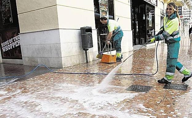 Dos operarios del servicio de limpieza y recogida de residuos.