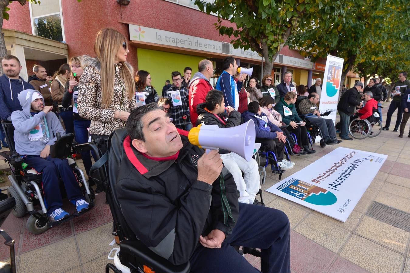 La presidenta de Famdif, Carmen Gil, megáfono en mano, clamó que «hay que evitar que nadie sufra como Ángeles».