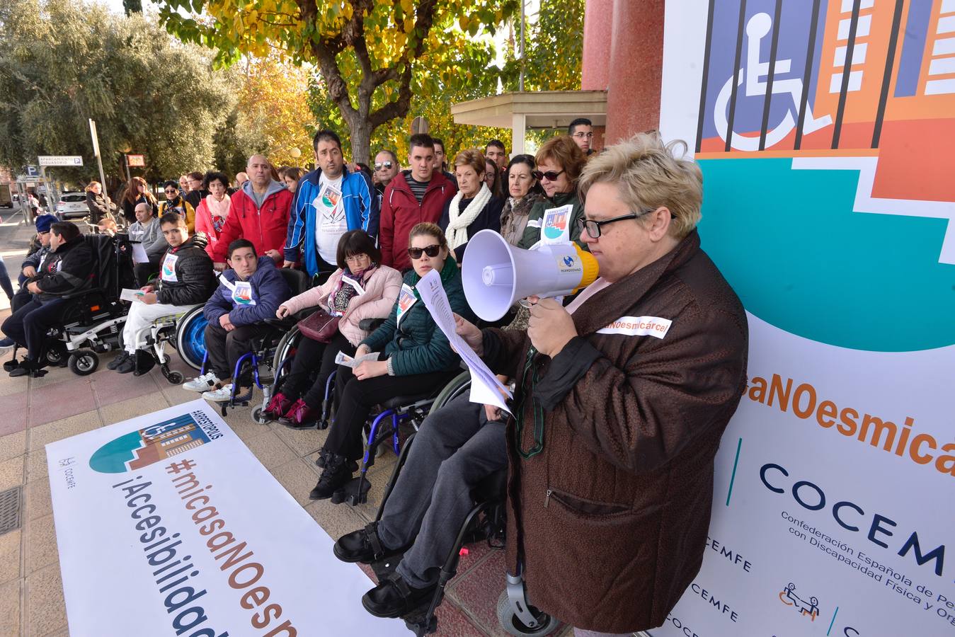 La presidenta de Famdif, Carmen Gil, megáfono en mano, clamó que «hay que evitar que nadie sufra como Ángeles».