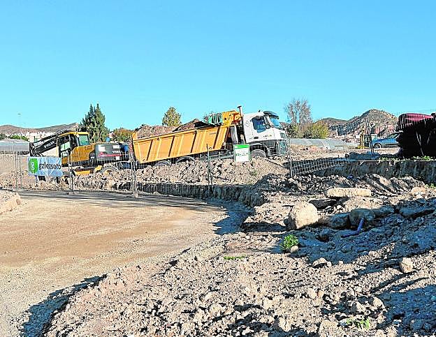 Movimientos de tierra, ayer, en la parcela donde se construirán las dos infraestructuras. 