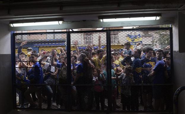 Aficionados de Boca, a las puertas de La Bombonera para presenciar un entrenamiento. 