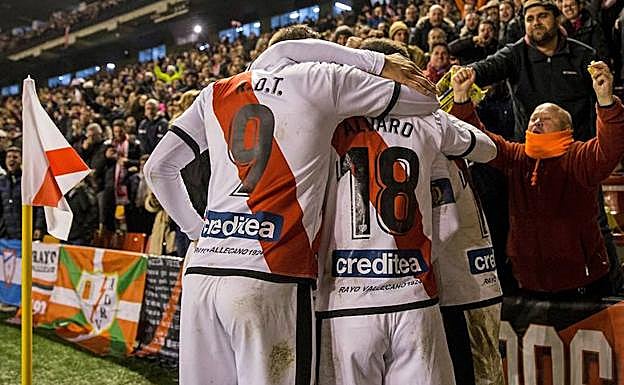 Los futbolistas del Rayo Vallecano celebran el gol del partido. 