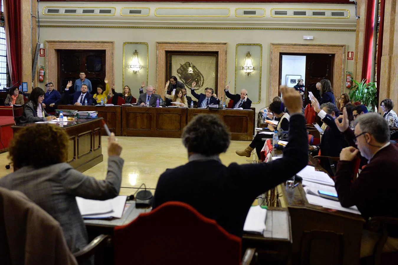La concejal de Tráfico anuncia en el Pleno de Murcia la creación de una mesa de trabajo para acordar una ordenanza 