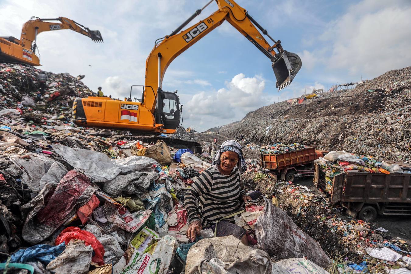 Varias personas rebuscan entre la basura en un vertedero en Medan (Indonesia). La ONU estima que cada año cerca de ocho toneladas de plástico van a parar al mar y que en muchos casos son ingeridos por los animales marinos y pasan a formar parte de la cadena alimentaria de los humanos. 