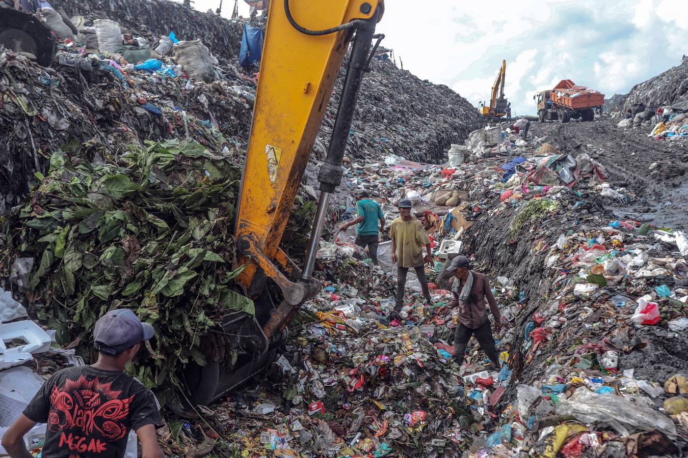 Varias personas rebuscan entre la basura en un vertedero en Medan (Indonesia). La ONU estima que cada año cerca de ocho toneladas de plástico van a parar al mar y que en muchos casos son ingeridos por los animales marinos y pasan a formar parte de la cadena alimentaria de los humanos. 
