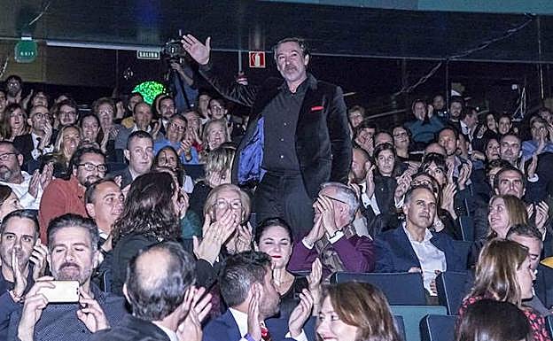 El actor Ginés García Millán recibe el aplauso del público, en El Batel. 