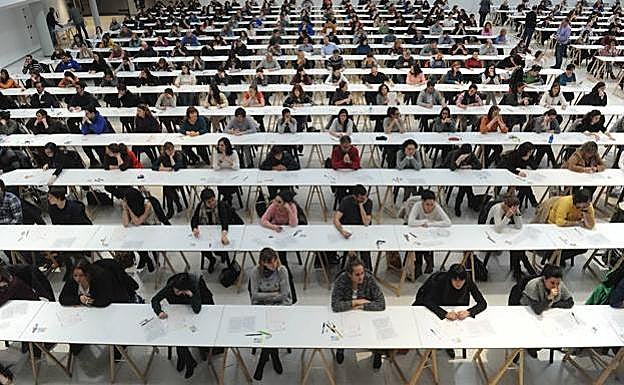 Candidatos en un examen de oposiciones.