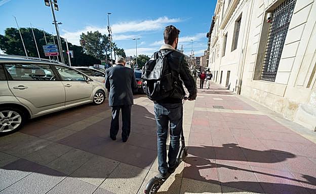 Un patinete circula por la acera del palacio Almudí, el jueves. carrión