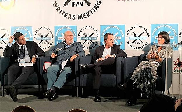 Imagen principal - Diferentes expertos internacionales y españoles como Benjamín Lana, presidente de la Unidad de Gastronomía del grupo Vocento; Fernando Gallardo, analista del sector turístico; o Toni Massanés, CEO de Fundació Alícia; debatieron en Lanzarote sobre el concepto de turismo gastronómico.