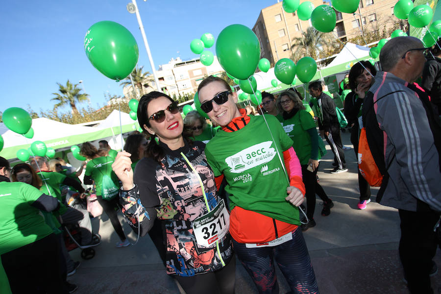 La Asociación Española contra el cáncer ha organizado una marcha solidaria para recaudar fondos contra el melanoma y miles de murcianos han respondido con su participación