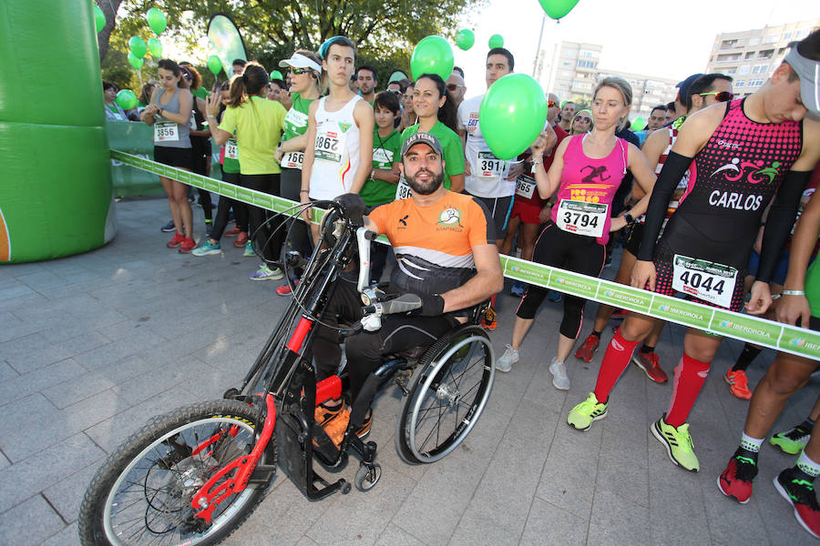 La Asociación Española contra el cáncer ha organizado una marcha solidaria para recaudar fondos contra el melanoma y miles de murcianos han respondido con su participación