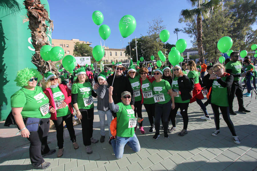 La Asociación Española contra el cáncer ha organizado una marcha solidaria para recaudar fondos contra el melanoma y miles de murcianos han respondido con su participación