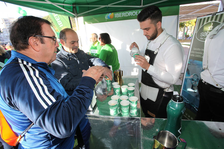 La Asociación Española contra el cáncer ha organizado una marcha solidaria para recaudar fondos contra el melanoma y miles de murcianos han respondido con su participación