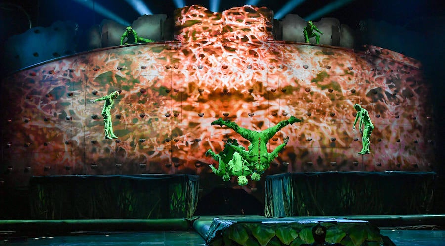 'La Verdad' acompaña a los artistas de la mítica compañía canadiense en una jornada de duro entrenamiento 'Ovo', la nueva apuesta del Circo del Sol, recalará en Murcia del 16 al 20 de enero