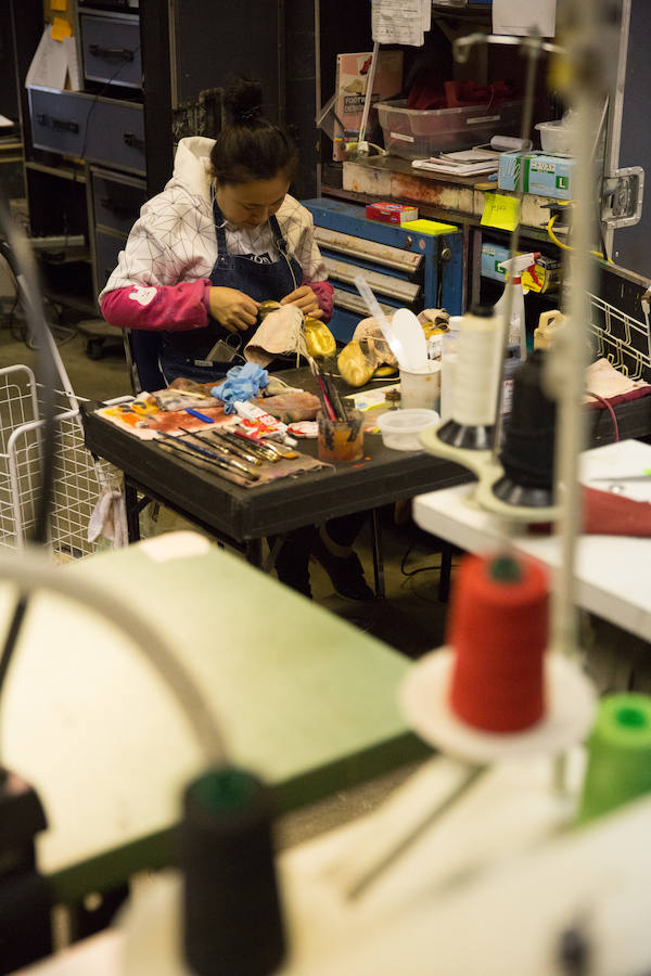 'La Verdad' acompaña a los artistas de la mítica compañía canadiense en una jornada de duro entrenamiento 'Ovo', la nueva apuesta del Circo del Sol, recalará en Murcia del 16 al 20 de enero