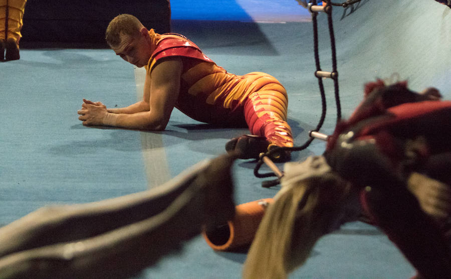 'La Verdad' acompaña a los artistas de la mítica compañía canadiense en una jornada de duro entrenamiento 'Ovo', la nueva apuesta del Circo del Sol, recalará en Murcia del 16 al 20 de enero