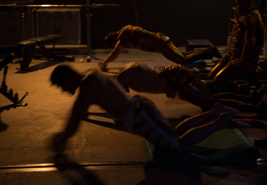 'La Verdad' acompaña a los artistas de la mítica compañía canadiense en una jornada de duro entrenamiento 'Ovo', la nueva apuesta del Circo del Sol, recalará en Murcia del 16 al 20 de enero