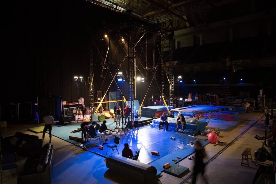 'La Verdad' acompaña a los artistas de la mítica compañía canadiense en una jornada de duro entrenamiento 'Ovo', la nueva apuesta del Circo del Sol, recalará en Murcia del 16 al 20 de enero