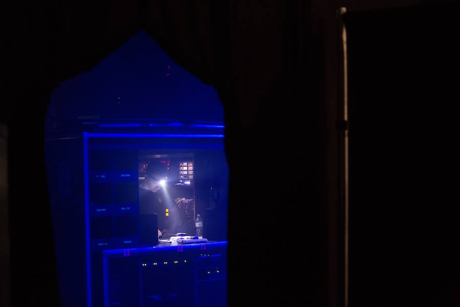 'La Verdad' acompaña a los artistas de la mítica compañía canadiense en una jornada de duro entrenamiento 'Ovo', la nueva apuesta del Circo del Sol, recalará en Murcia del 16 al 20 de enero