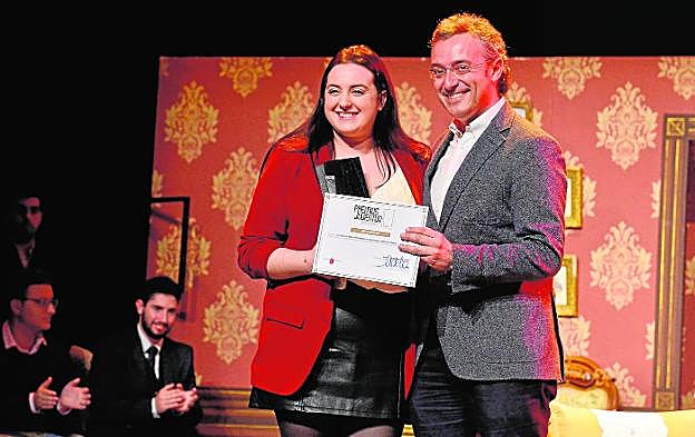 María José Iniesta recibe el premio de manos de Diego García-Esteller, jefe de zona Murcia Capital de Caixabank. 