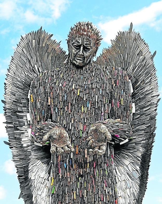El 'Knife Angel' de Alfie Bradley mide ocho metros de alto y está hecho con cien mil cuchillos. 