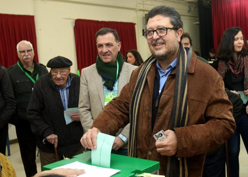 El candidato de Vox en Andalucía, Francisco Serrano, vota en un colegio electoral de Sevilla.
