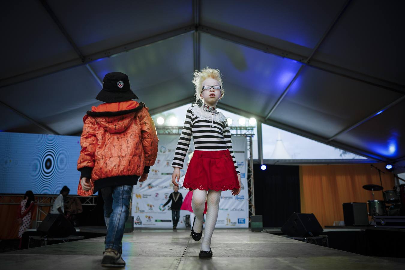 Mujeres, hombres y niños desfilan y actúan durante su participación en el concurso Mister y Miss Albino celebrado en Nairobi, Kenia. Cientos de candidatos albinos participan en este concurso para crear conciencia sobre la discriminación y el estigma que este colectivo sufre en África.