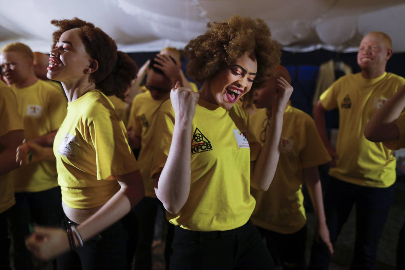 Mujeres, hombres y niños desfilan y actúan durante su participación en el concurso Mister y Miss Albino celebrado en Nairobi, Kenia. Cientos de candidatos albinos participan en este concurso para crear conciencia sobre la discriminación y el estigma que este colectivo sufre en África.