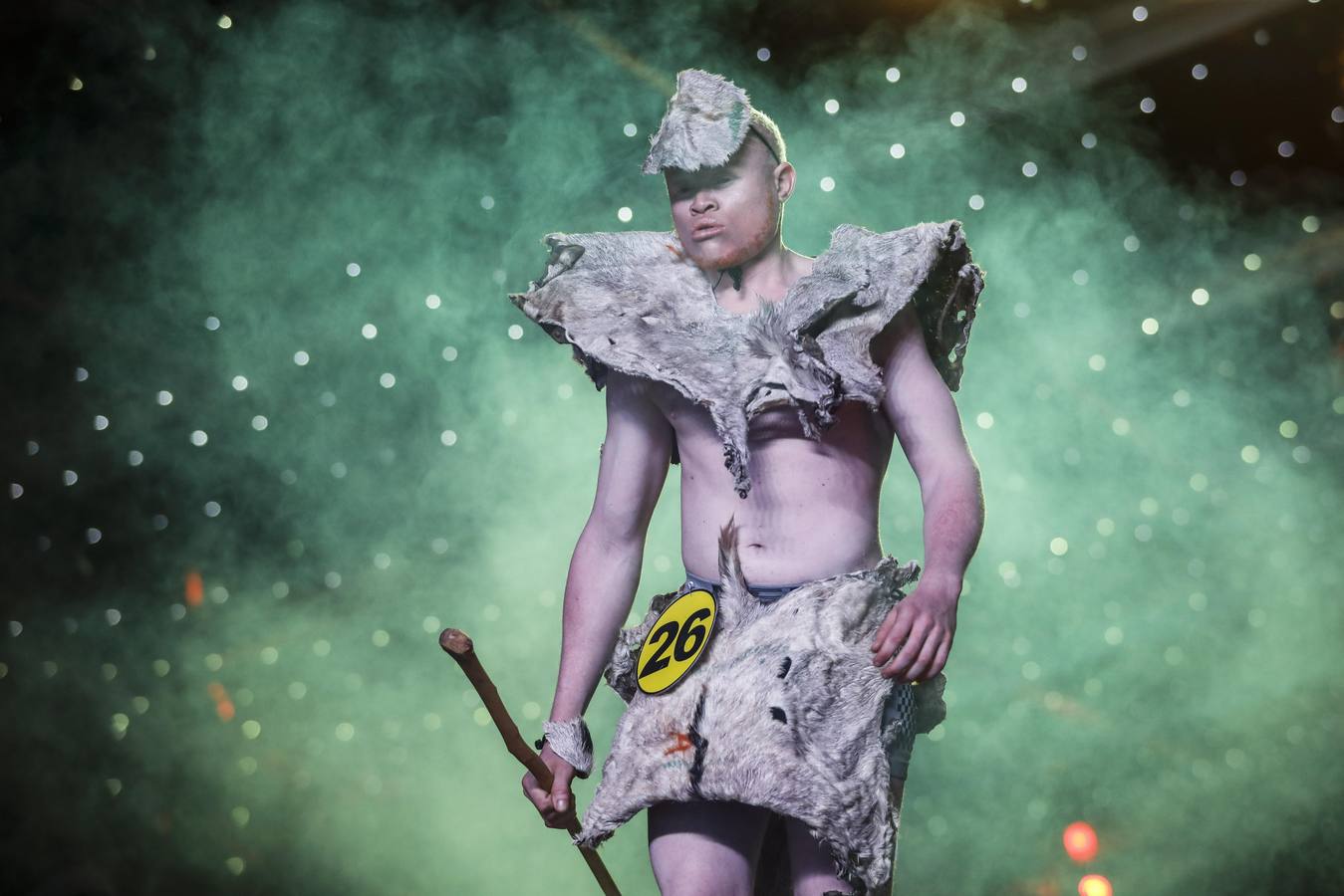 Mujeres, hombres y niños desfilan y actúan durante su participación en el concurso Mister y Miss Albino celebrado en Nairobi, Kenia. Cientos de candidatos albinos participan en este concurso para crear conciencia sobre la discriminación y el estigma que este colectivo sufre en África.