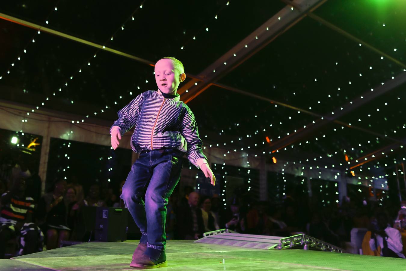 Mujeres, hombres y niños desfilan y actúan durante su participación en el concurso Mister y Miss Albino celebrado en Nairobi, Kenia. Cientos de candidatos albinos participan en este concurso para crear conciencia sobre la discriminación y el estigma que este colectivo sufre en África.