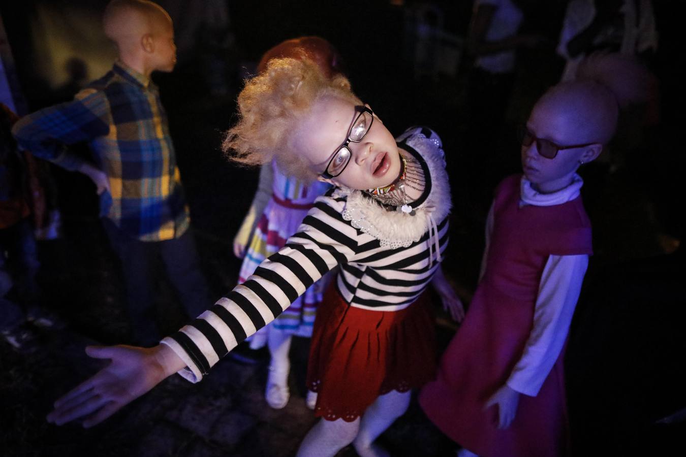 Mujeres, hombres y niños desfilan y actúan durante su participación en el concurso Mister y Miss Albino celebrado en Nairobi, Kenia. Cientos de candidatos albinos participan en este concurso para crear conciencia sobre la discriminación y el estigma que este colectivo sufre en África.