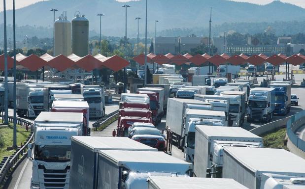 Camiones retenidos en la frontera con Francia, en La Junquera.