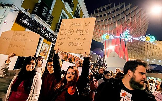 Manifestación estudiantil antifascista que ha comenzado esta tarde en la plaza de la Encarnación de Sevilla y ha continuado hasta el Parlamento de Andalucía y la Universidad hispalense, tras la irrupción de Vox en el Parlamento andaluz. 
