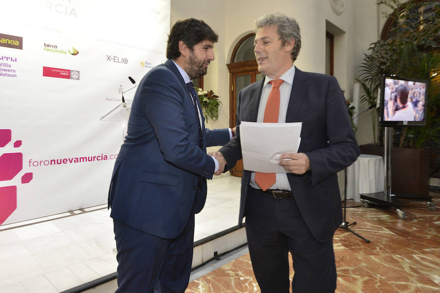 El jefe del Ejecutivo regional, Fernando López Miras, anuncia durante su intervención en el Foro Nueva Murcia que el Consejo de Gobierno estudiará este miércoles el recurso contra el 'trasvase cero'