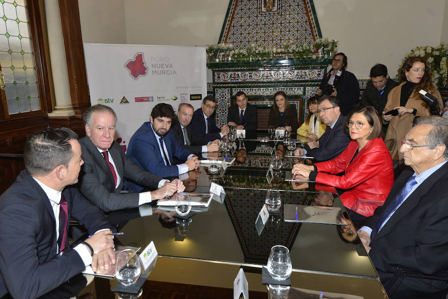 El jefe del Ejecutivo regional, Fernando López Miras, anuncia durante su intervención en el Foro Nueva Murcia que el Consejo de Gobierno estudiará este miércoles el recurso contra el 'trasvase cero'