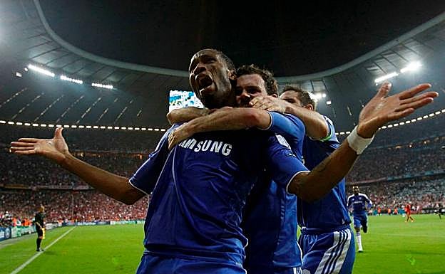 Drogba y Mata celebran el gol de córner marcado en la final de la Champions 2012.