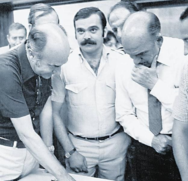 Antonio Pérez Crespo (i) muestra al entonces senador Díaz-Marta el cuadro de control del Trasvase Tajo-Segura.