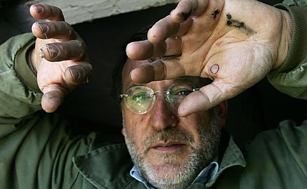 El naturalista, escritor, realizador y agricultor Joaquín Araujo muestra sus manos encallecidas. 