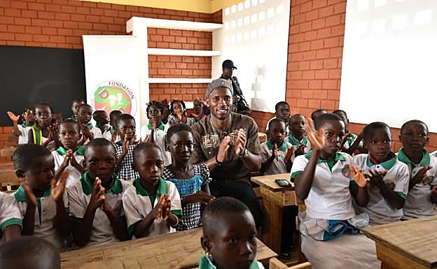 Drogba, con niños de su país en uno de los programas sociales que lidera