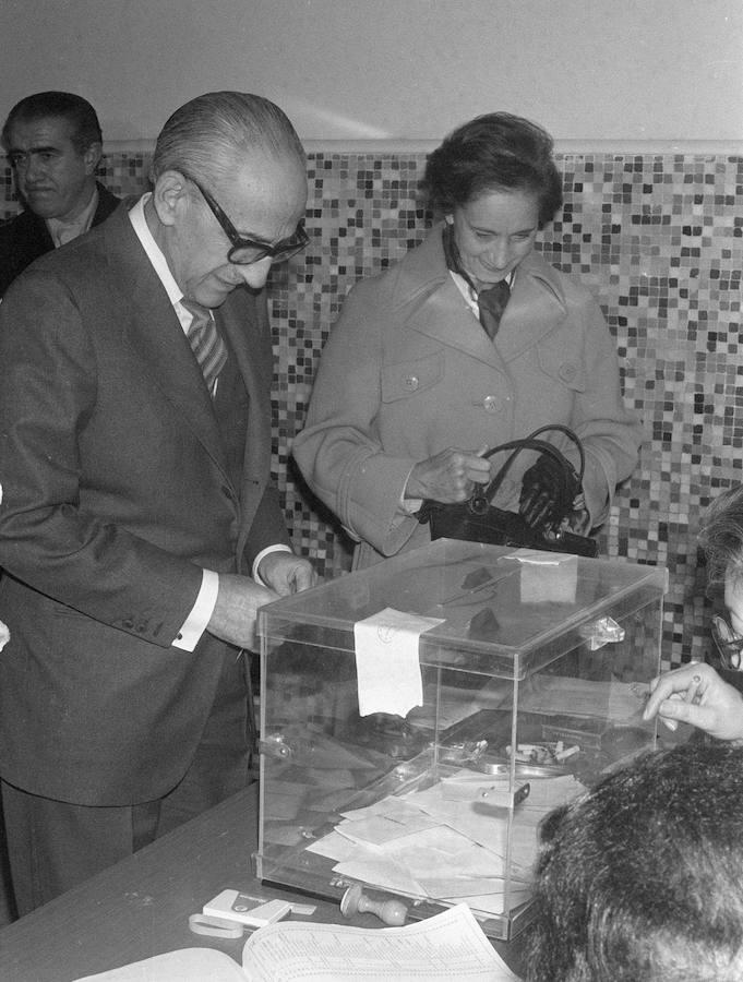 Manuel Gutiérrez Mellado, vicepresidente primero del Gobierno para Ausntos de la Defensa, se dispone a votar en su colegio electoral, acompañado por su esposa, Carmen Blasco Sancho.